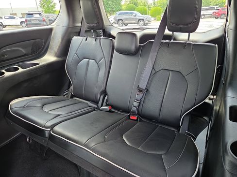 Used 2026 Chrysler Pacifica Limited FWD image 10