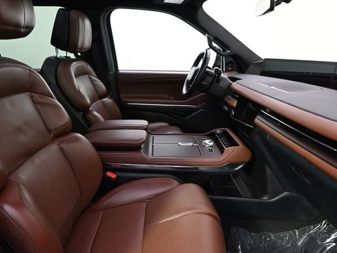 Used 2025 Lincoln Navigator Reserve AWD/4WD image 16
