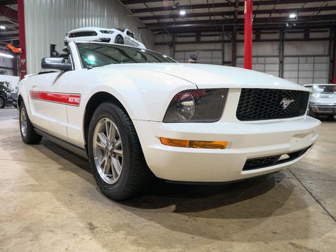 Used 2005 Ford Mustang Premium image 12