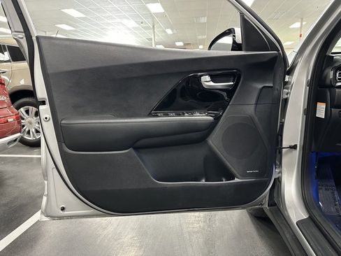 Used 2020 Kia Niro EX Premium image 13