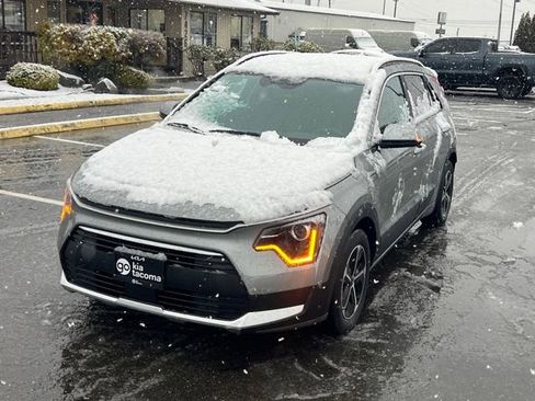 Certified 2025 Kia Niro EX image 3