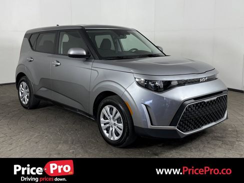 Used 2025 Kia Soul LX FWD image 1