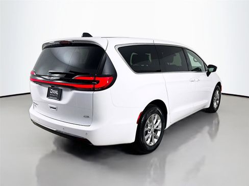 New 2026 Chrysler Pacifica Select image 7