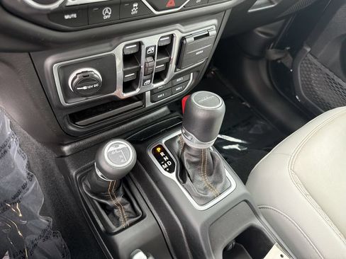 Used 2023 Jeep Gladiator Overland AWD/4WD image 27
