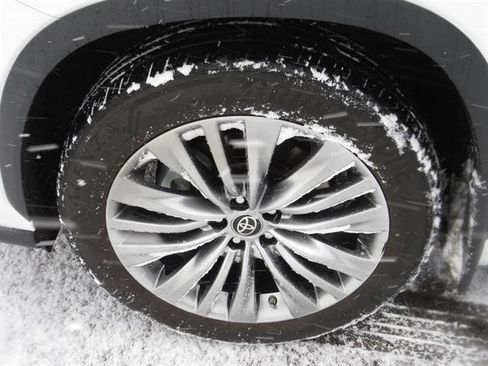 Used 2023 Toyota Highlander Platinum image 8