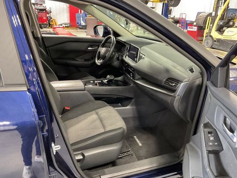 Used 2025 Nissan Rogue SV FWD image 13
