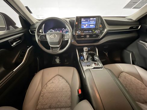 Used 2022 Toyota Highlander Bronze Edition FWD image 30