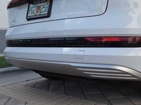 Used 2019 Audi e-tron Prestige w/ Prestige Package AWD/4WD image 19