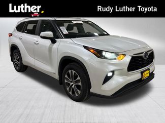 Used 2023 Toyota Highlander XLE AWD/4WD video 1