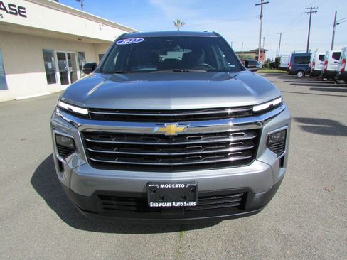 Used 2025 Chevrolet Traverse LT image 3
