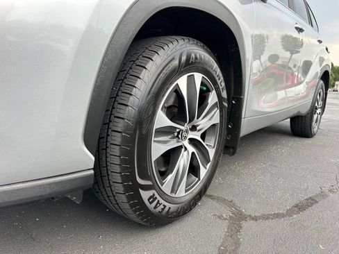 Used 2024 Toyota Highlander XLE AWD/4WD image 14