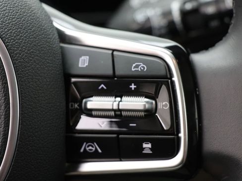 Used 2025 Kia Carnival FWD image 19