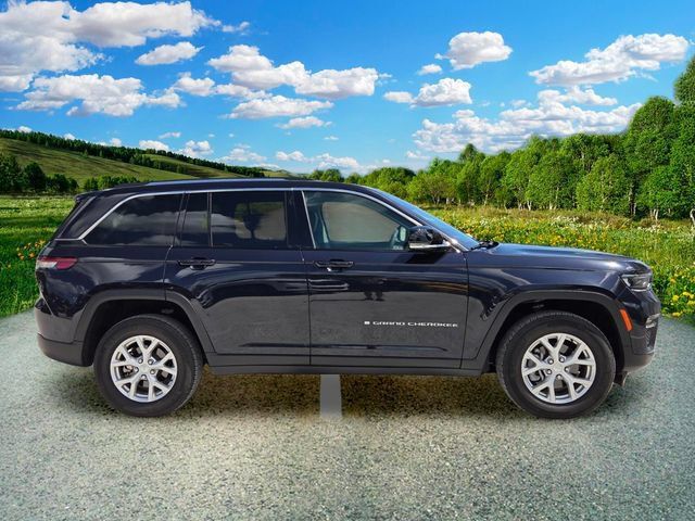 Used 2024 Jeep Grand Cherokee Limited RWD image 7