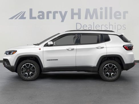Used 2025 Jeep Compass Trailhawk image 6