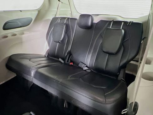 Used 2022 Chrysler Pacifica Touring-L image 34
