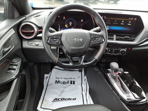 Used 2025 Chevrolet Trax RS image 11