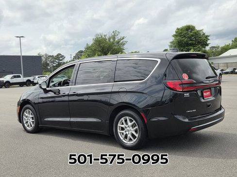Used 2023 Chrysler Pacifica Touring-L FWD image 3