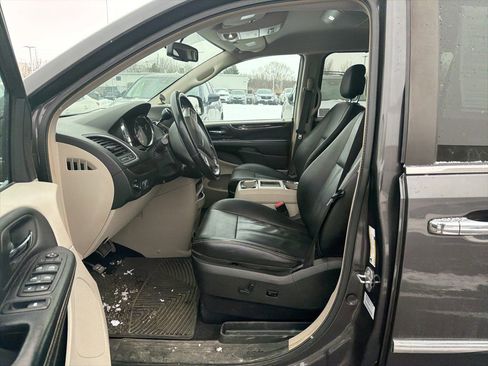 Used 2016 Chrysler Town & Country Touring w/ Driver Convenience Group image 2