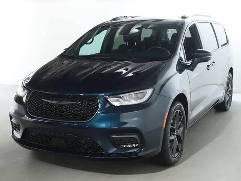 Used 2023 Chrysler Pacifica Touring-L w/ Uconnect Theater Family Group AWD/4WD image 1