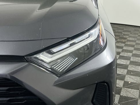 Used 2022 Toyota RAV4 SE image 11