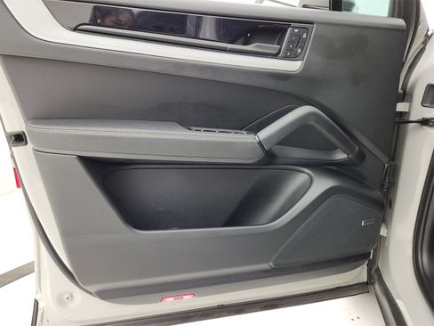 Used 2024 Porsche Cayenne image 13