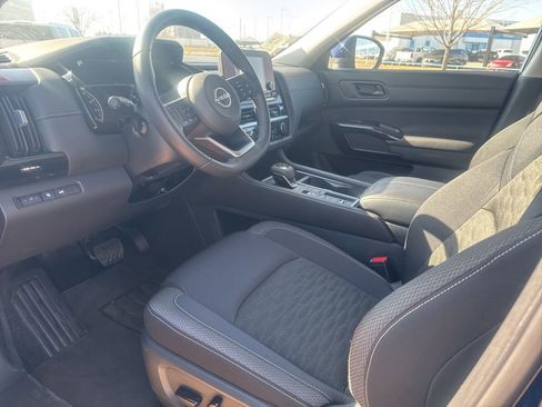 Used 2025 Nissan Pathfinder SV image 2