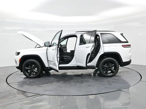 New 2025 Jeep Grand Cherokee Limited w/ Black Appearance Package image 45