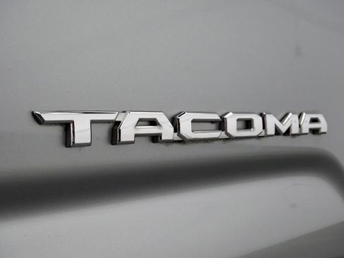 Used 2022 Toyota Tacoma TRD Off-Road w/ Technology Package AWD/4WD image 9