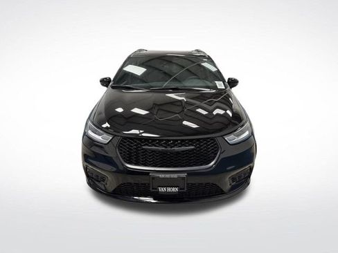 Used 2025 Chrysler Pacifica Limited image 12