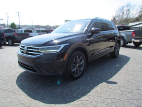 Used 2022 Volkswagen Tiguan SE image 3