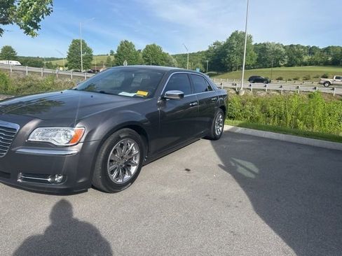 Used 2013 Chrysler 300 C RWD image 3