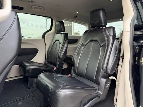 Used 2023 Chrysler Pacifica Touring-L FWD image 25