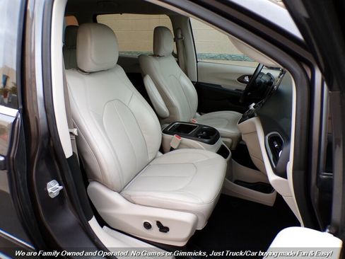 Used 2017 Chrysler Pacifica Touring-L Plus image 30