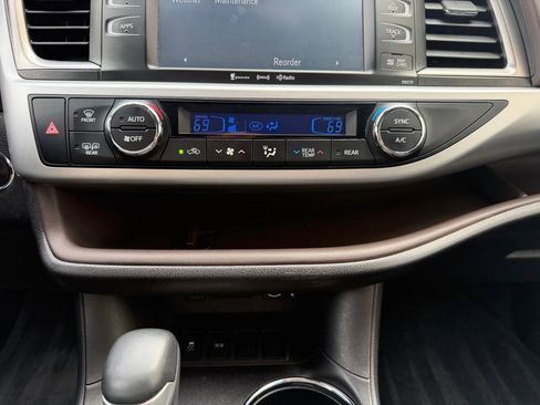 Used 2018 Toyota Highlander XLE image 16