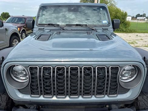 Used 2025 Jeep Wrangler Unlimited Rubicon AWD/4WD image 3