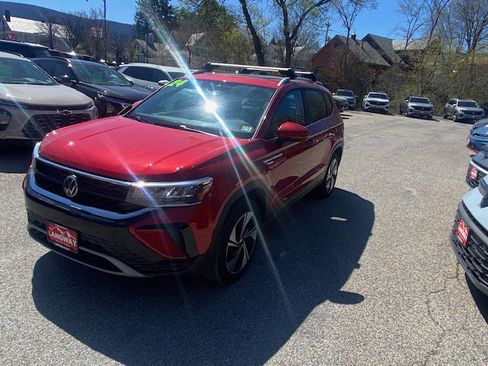 Used 2024 Volkswagen Taos SE w/ Panoramic Sunroof Package AWD/4WD image 3