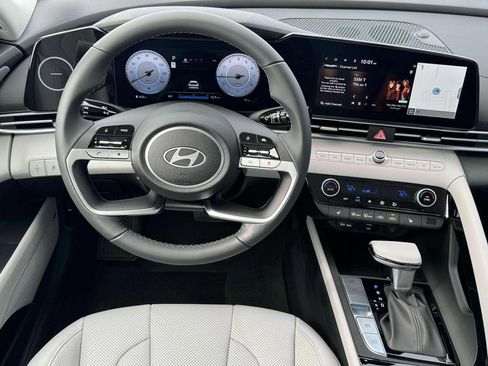 New 2025 Hyundai Elantra Limited FWD image 18
