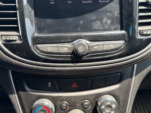 Used 2020 Chevrolet Trax LT w/ LT Convenience Package AWD/4WD image 19