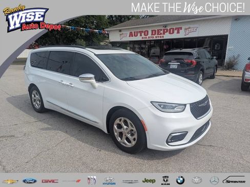 Used 2022 Chrysler Pacifica Limited FWD image 1