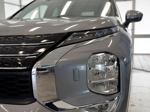 Used 2023 Mitsubishi Outlander SE image 11