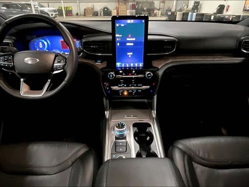 Certified 2022 Ford Explorer Platinum w/ Equipment Group 601A image 14