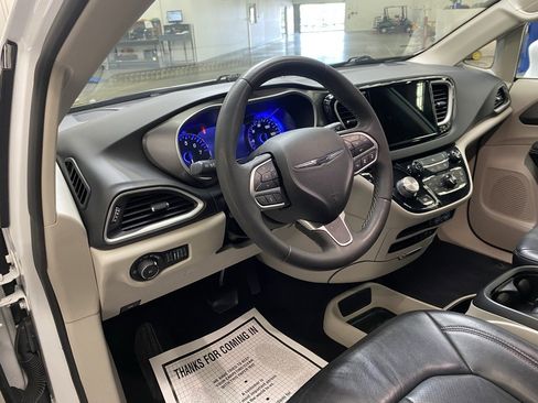 Used 2022 Chrysler Pacifica Touring-L image 22