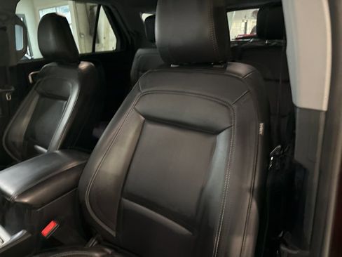 Used 2022 Ford Explorer XLT w/ Equipment Group 202A AWD/4WD image 13