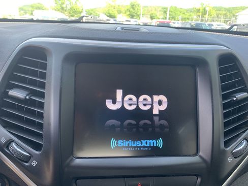 Used 2018 Jeep Cherokee Latitude Plus AWD/4WD image 14