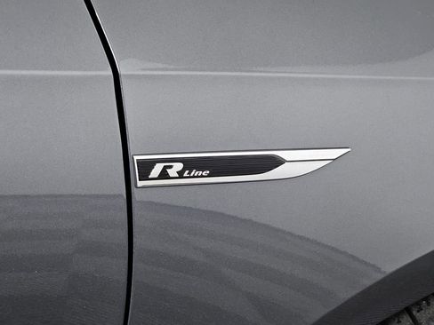 Used 2017 Volkswagen Passat 1.8T R-Line FWD image 4