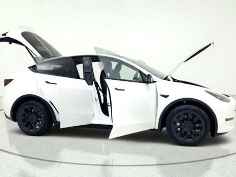 Used 2024 Tesla Model Y 2WD image 20
