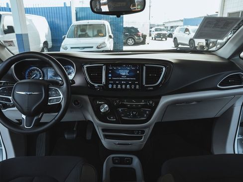 Used 2017 Chrysler Pacifica Touring image 22