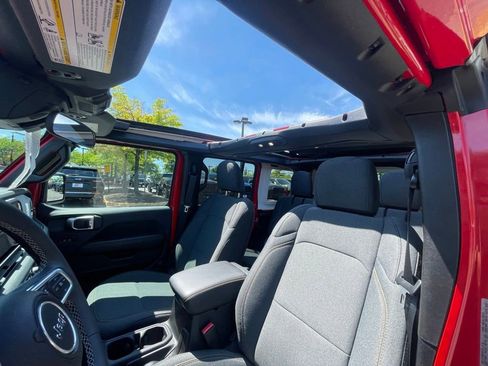Certified 2025 Jeep Wrangler Unlimited Sahara w/ Safety Group AWD/4WD image 24