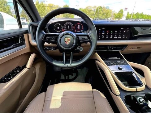 Used 2024 Porsche Cayenne AWD/4WD image 17