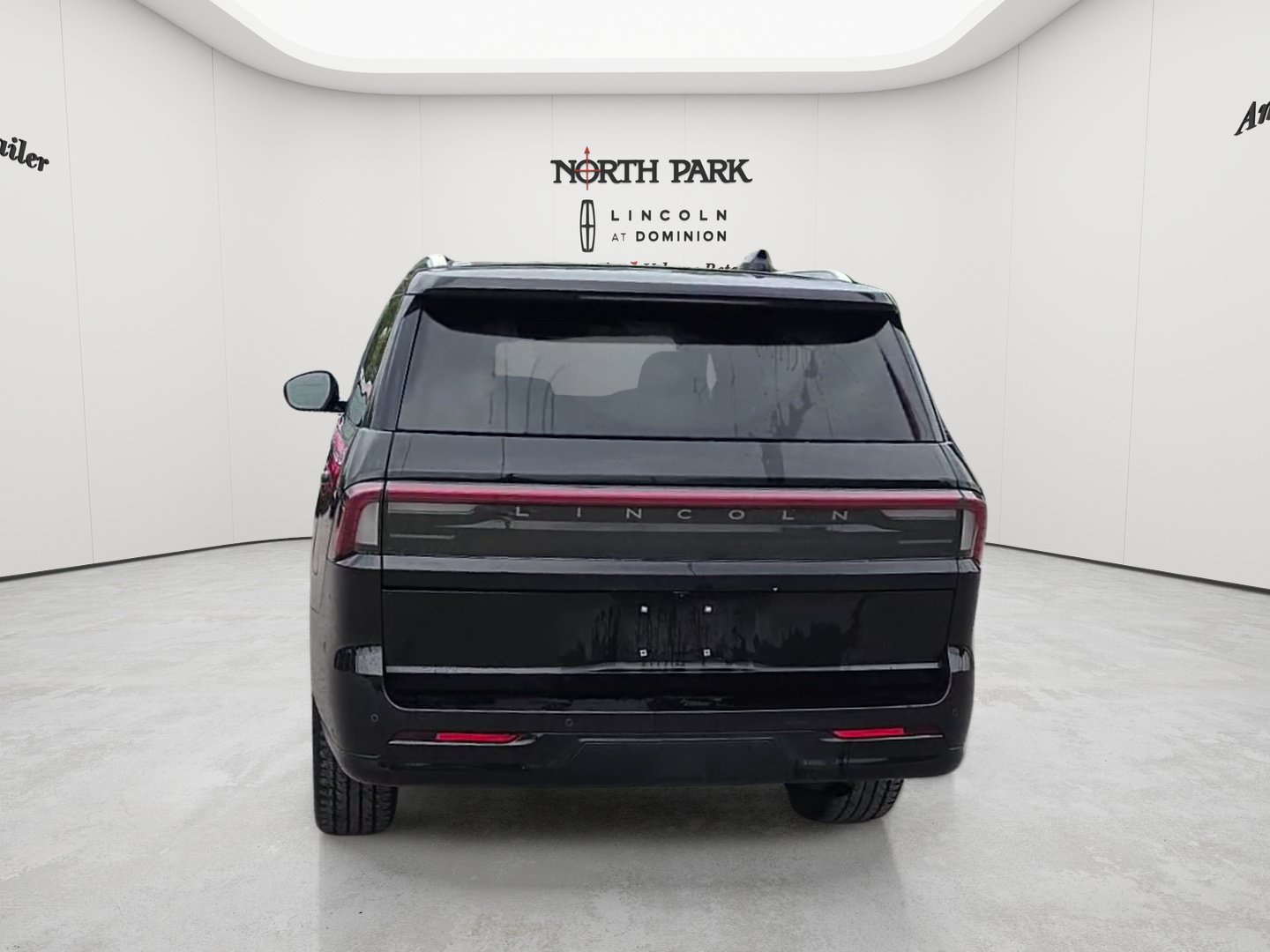 Used 2025 Lincoln Navigator Reserve AWD/4WD image 4